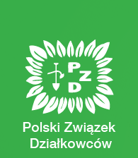 Na posiedzeniu w dniu 27 marca 2026 roku Krajowy Zarząd PZD podjął uchwałę w sprawie przyjęcia aktualnego stanu posiadania ogrodów zrzeszonych w PZD. Został on ustalony na podstawie danych przekazanych przez 26 OZ PZD. Na dzień 31 grudnia 2025 r. Polski Związek Działkowców zarządza 4 564 ROD. Ogrody te zajmują powierzchnię 39 827,6526 ha (w użytkowaniu wieczystym 24 755,5943 ha, w użytkowaniu 14 993,2631 ha oraz we własności 78,7952 ha). Liczba działek w ROD wynosi 899 967. Zmiana w stosunku do roku ubiegłego nastąpiła w odniesieniu do ilości ROD – zmniejszenie o 11, w odniesieniu do powierzchni ROD - zmniejszenie o 37,2576 ha. Przeprowadzona analiza stanu posiadania wykazała, że na zachodzące zmiany w ilości ogrodów wpłynęły połączenia mniejszych ogrodów głównie na terenie Okręgu Śląskiego, Toruńsko – Włocławskiego oraz OZ PZD w Zielonej Górze oraz likwidacje ROD, podobnie sytuacja wygląda w przypadku zmiany powierzchni ROD. Likwidacje części ROD mające wpływ na stan posiadania PZD są efektem przede wszystkim likwidacji dokonywanych na cel publiczny, a także tych przeprowadzanych na podstawie specustaw – w szczególności drogowej. Związek rozumie konieczność likwidacji ROD, w związku z realizacją celów publicznych, jednakże jako organizacja skupiająca działkowców, zobowiązany jest nie tylko do ich reprezentacji ale także do ich obrony. Dlatego też, w swych działaniach dążymy do ograniczenia likwidacji ROD, a kiedy nie ma już innej drogi dbamy aby wszyscy działkowcy otrzymali należne im odszkodowania i działki zamienne. Na niektórych terenach w kraju zdarzają się likwidacje związane ze zwrotem terenów wyłącznie niezagospodarowanych na rzecz właściciela, tj. Skarbu Państwa, czy też gminy, gdzie PZD nie realizuje celu jakim jest prowadzenie rodzinnych ogrodów działkowych. Jednakże są to najczęściej mało atrakcyjne tereny, gdzie nie ma zainteresowania działkami, gdyż społeczność wykorzystuje własne tereny wokół domów jednorodzinnych lub są to obszary wiejskie. W zeszłym roku zarejestrowano nowy ROD „Milenijny” w Gnieźnie, który został wyposażony w nowoczesną infrastrukturę i jest dedykowany dla mieszkańców Gniezna. Ogród powstał dzięki wspólnej współpracy i zaangażowaniu PZD i władz miasta Gniezna. Nowy ROD zgodnie z uchwałą Okręgowej Rady PZD w Poznaniu nosi nazwę „Milenijny” i zajmuje obszar 5,7592 ha. Na tym terenie 146 gnieźnieńskich rodzin, zacznie swoją przygodę z ogrodnictwem działkowym, będzie zagospodarowywać działki, uczyć nowe pokolenie miłości do ogrodnictwa, uzupełniać swoje budżety pozyskując plony z własnych ekologicznych upraw warzyw i owoców. Powyższe dane są bardzo ważne dla Związku i przekazywane do Głównego Urzędu Statystycznego, a także publikowane corocznie w Biuletynie Informacyjnym PZD, dzięki czemu całe społeczeństwo na czele z władzami są zorientowane w sytuacji PZD. KRAJOWY ZARZĄD POLSKIEGO ZWIĄZKU DZIAŁKOWCÓW Warszawa, dnia 27 marca 2026 r.