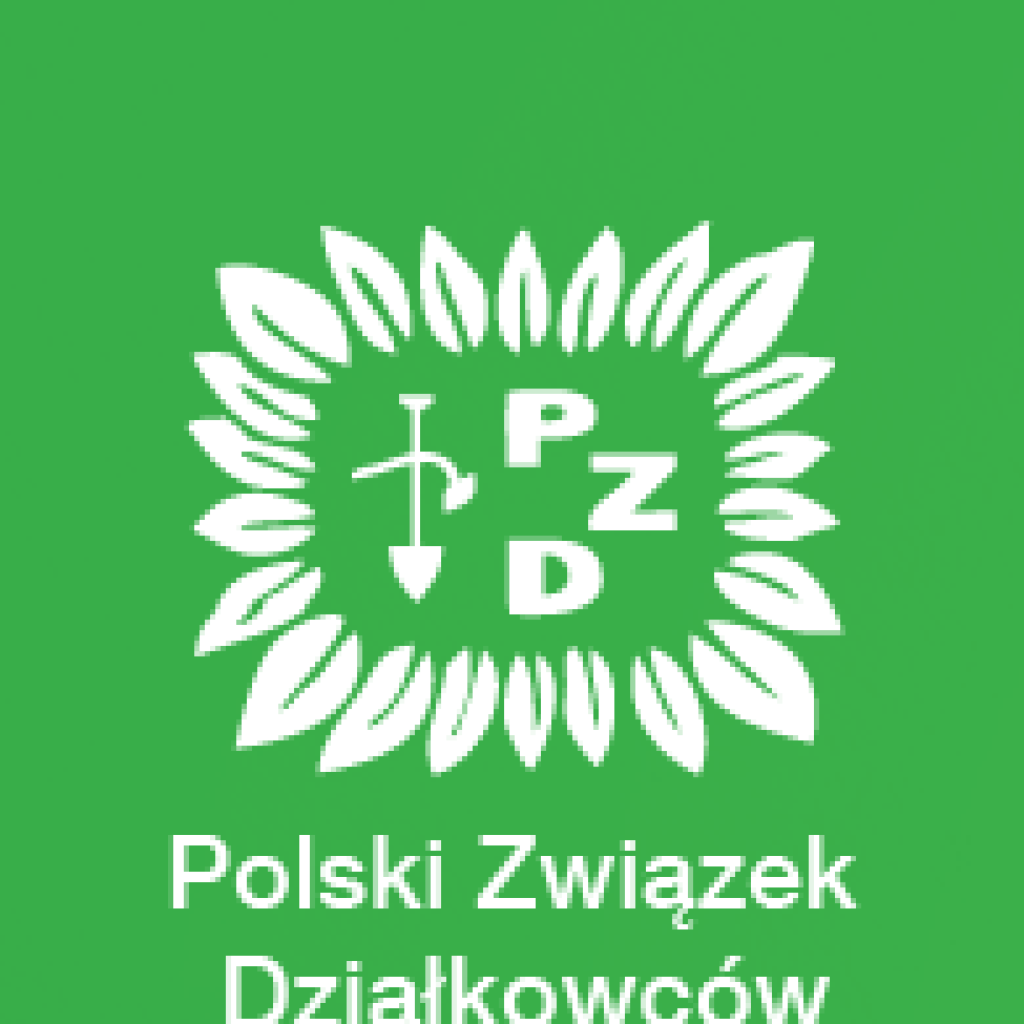 Na posiedzeniu w dniu 27 marca 2026 roku Krajowy Zarząd PZD podjął uchwałę w sprawie przyjęcia aktualnego stanu posiadania ogrodów zrzeszonych w PZD. Został on ustalony na podstawie danych przekazanych przez 26 OZ PZD. Na dzień 31 grudnia 2025 r. Polski Związek Działkowców zarządza 4 564 ROD. Ogrody te zajmują powierzchnię 39 827,6526 ha (w użytkowaniu wieczystym 24 755,5943 ha, w użytkowaniu 14 993,2631 ha oraz we własności 78,7952 ha). Liczba działek w ROD wynosi 899 967. Zmiana w stosunku do roku ubiegłego nastąpiła w odniesieniu do ilości ROD – zmniejszenie o 11, w odniesieniu do powierzchni ROD - zmniejszenie o 37,2576 ha. Przeprowadzona analiza stanu posiadania wykazała, że na zachodzące zmiany w ilości ogrodów wpłynęły połączenia mniejszych ogrodów głównie na terenie Okręgu Śląskiego, Toruńsko – Włocławskiego oraz OZ PZD w Zielonej Górze oraz likwidacje ROD, podobnie sytuacja wygląda w przypadku zmiany powierzchni ROD. Likwidacje części ROD mające wpływ na stan posiadania PZD są efektem przede wszystkim likwidacji dokonywanych na cel publiczny, a także tych przeprowadzanych na podstawie specustaw – w szczególności drogowej. Związek rozumie konieczność likwidacji ROD, w związku z realizacją celów publicznych, jednakże jako organizacja skupiająca działkowców, zobowiązany jest nie tylko do ich reprezentacji ale także do ich obrony. Dlatego też, w swych działaniach dążymy do ograniczenia likwidacji ROD, a kiedy nie ma już innej drogi dbamy aby wszyscy działkowcy otrzymali należne im odszkodowania i działki zamienne. Na niektórych terenach w kraju zdarzają się likwidacje związane ze zwrotem terenów wyłącznie niezagospodarowanych na rzecz właściciela, tj. Skarbu Państwa, czy też gminy, gdzie PZD nie realizuje celu jakim jest prowadzenie rodzinnych ogrodów działkowych. Jednakże są to najczęściej mało atrakcyjne tereny, gdzie nie ma zainteresowania działkami, gdyż społeczność wykorzystuje własne tereny wokół domów jednorodzinnych lub są to obszary wiejskie. W zeszłym roku zarejestrowano nowy ROD „Milenijny” w Gnieźnie, który został wyposażony w nowoczesną infrastrukturę i jest dedykowany dla mieszkańców Gniezna. Ogród powstał dzięki wspólnej współpracy i zaangażowaniu PZD i władz miasta Gniezna. Nowy ROD zgodnie z uchwałą Okręgowej Rady PZD w Poznaniu nosi nazwę „Milenijny” i zajmuje obszar 5,7592 ha. Na tym terenie 146 gnieźnieńskich rodzin, zacznie swoją przygodę z ogrodnictwem działkowym, będzie zagospodarowywać działki, uczyć nowe pokolenie miłości do ogrodnictwa, uzupełniać swoje budżety pozyskując plony z własnych ekologicznych upraw warzyw i owoców. Powyższe dane są bardzo ważne dla Związku i przekazywane do Głównego Urzędu Statystycznego, a także publikowane corocznie w Biuletynie Informacyjnym PZD, dzięki czemu całe społeczeństwo na czele z władzami są zorientowane w sytuacji PZD. KRAJOWY ZARZĄD POLSKIEGO ZWIĄZKU DZIAŁKOWCÓW Warszawa, dnia 27 marca 2026 r.