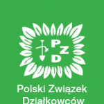 Na posiedzeniu w dniu 27 marca 2026 roku Krajowy Zarząd PZD podjął uchwałę w sprawie przyjęcia aktualnego stanu posiadania ogrodów zrzeszonych w PZD. Został on ustalony na podstawie danych przekazanych przez 26 OZ PZD. Na dzień 31 grudnia 2025 r. Polski Związek Działkowców zarządza 4 564 ROD. Ogrody te zajmują powierzchnię 39 827,6526 ha (w użytkowaniu wieczystym 24 755,5943 ha, w użytkowaniu 14 993,2631 ha oraz we własności 78,7952 ha). Liczba działek w ROD wynosi 899 967. Zmiana w stosunku do roku ubiegłego nastąpiła w odniesieniu do ilości ROD – zmniejszenie o 11, w odniesieniu do powierzchni ROD - zmniejszenie o 37,2576 ha. Przeprowadzona analiza stanu posiadania wykazała, że na zachodzące zmiany w ilości ogrodów wpłynęły połączenia mniejszych ogrodów głównie na terenie Okręgu Śląskiego, Toruńsko – Włocławskiego oraz OZ PZD w Zielonej Górze oraz likwidacje ROD, podobnie sytuacja wygląda w przypadku zmiany powierzchni ROD. Likwidacje części ROD mające wpływ na stan posiadania PZD są efektem przede wszystkim likwidacji dokonywanych na cel publiczny, a także tych przeprowadzanych na podstawie specustaw – w szczególności drogowej. Związek rozumie konieczność likwidacji ROD, w związku z realizacją celów publicznych, jednakże jako organizacja skupiająca działkowców, zobowiązany jest nie tylko do ich reprezentacji ale także do ich obrony. Dlatego też, w swych działaniach dążymy do ograniczenia likwidacji ROD, a kiedy nie ma już innej drogi dbamy aby wszyscy działkowcy otrzymali należne im odszkodowania i działki zamienne. Na niektórych terenach w kraju zdarzają się likwidacje związane ze zwrotem terenów wyłącznie niezagospodarowanych na rzecz właściciela, tj. Skarbu Państwa, czy też gminy, gdzie PZD nie realizuje celu jakim jest prowadzenie rodzinnych ogrodów działkowych. Jednakże są to najczęściej mało atrakcyjne tereny, gdzie nie ma zainteresowania działkami, gdyż społeczność wykorzystuje własne tereny wokół domów jednorodzinnych lub są to obszary wiejskie. W zeszłym roku zarejestrowano nowy ROD „Milenijny” w Gnieźnie, który został wyposażony w nowoczesną infrastrukturę i jest dedykowany dla mieszkańców Gniezna. Ogród powstał dzięki wspólnej współpracy i zaangażowaniu PZD i władz miasta Gniezna. Nowy ROD zgodnie z uchwałą Okręgowej Rady PZD w Poznaniu nosi nazwę „Milenijny” i zajmuje obszar 5,7592 ha. Na tym terenie 146 gnieźnieńskich rodzin, zacznie swoją przygodę z ogrodnictwem działkowym, będzie zagospodarowywać działki, uczyć nowe pokolenie miłości do ogrodnictwa, uzupełniać swoje budżety pozyskując plony z własnych ekologicznych upraw warzyw i owoców. Powyższe dane są bardzo ważne dla Związku i przekazywane do Głównego Urzędu Statystycznego, a także publikowane corocznie w Biuletynie Informacyjnym PZD, dzięki czemu całe społeczeństwo na czele z władzami są zorientowane w sytuacji PZD. KRAJOWY ZARZĄD POLSKIEGO ZWIĄZKU DZIAŁKOWCÓW Warszawa, dnia 27 marca 2026 r.